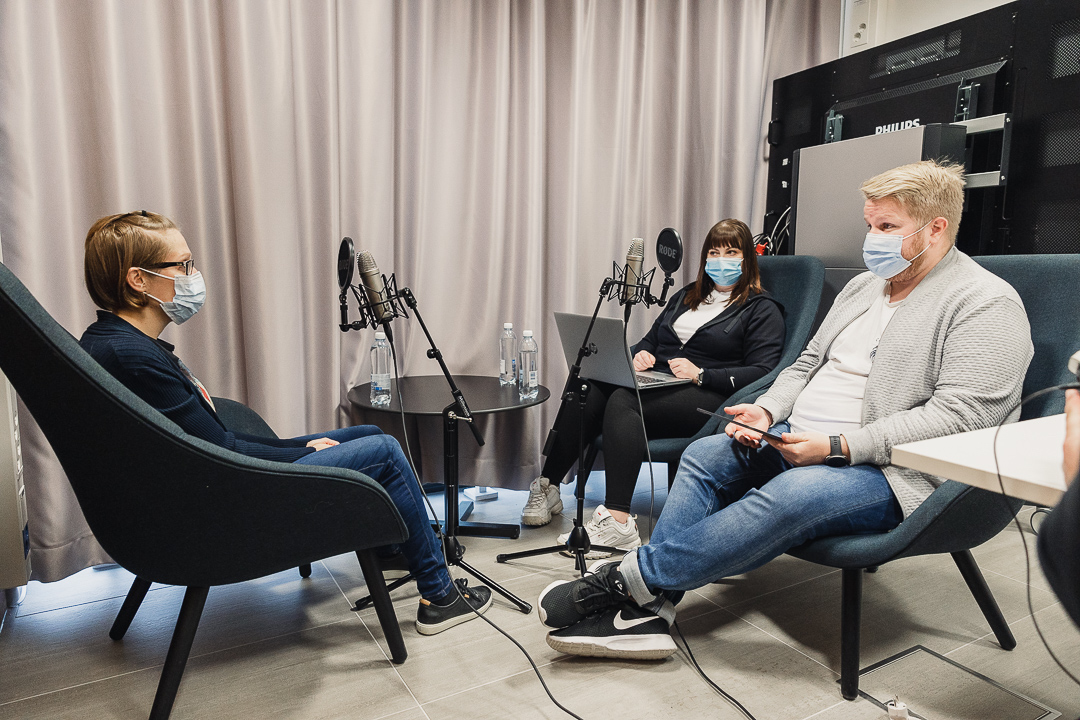 Siun_sote_Miepa_podcast_jakso2_Iiris Lehto oik_Heidi Voutilainen_Sami_Petteri Asikainen_2021_kuva_antti_pitkajarvi_web_10